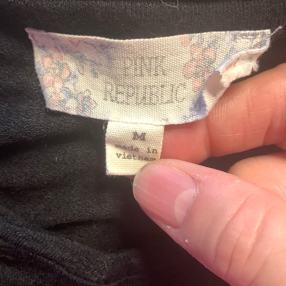 Pink republic black short sleeve lace shoulder top size medium rounded bottom - Picture 5 of 7